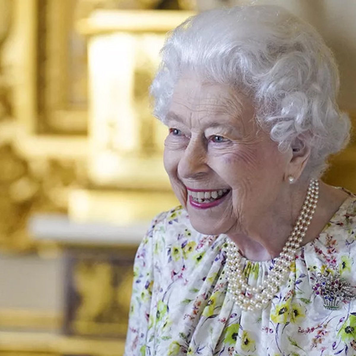 エリザベス女王、96歳のお誕生日は白馬と一緒に。