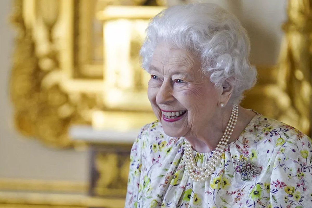 エリザベス女王、96歳のお誕生日は白馬と一緒に。 | madameFIGARO.jp