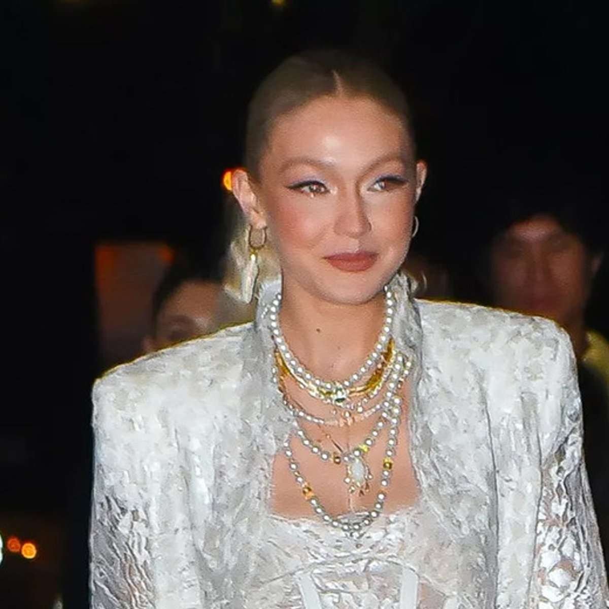 ジジ・ハディッド、2000年代を意識した服でバースデーを祝う！