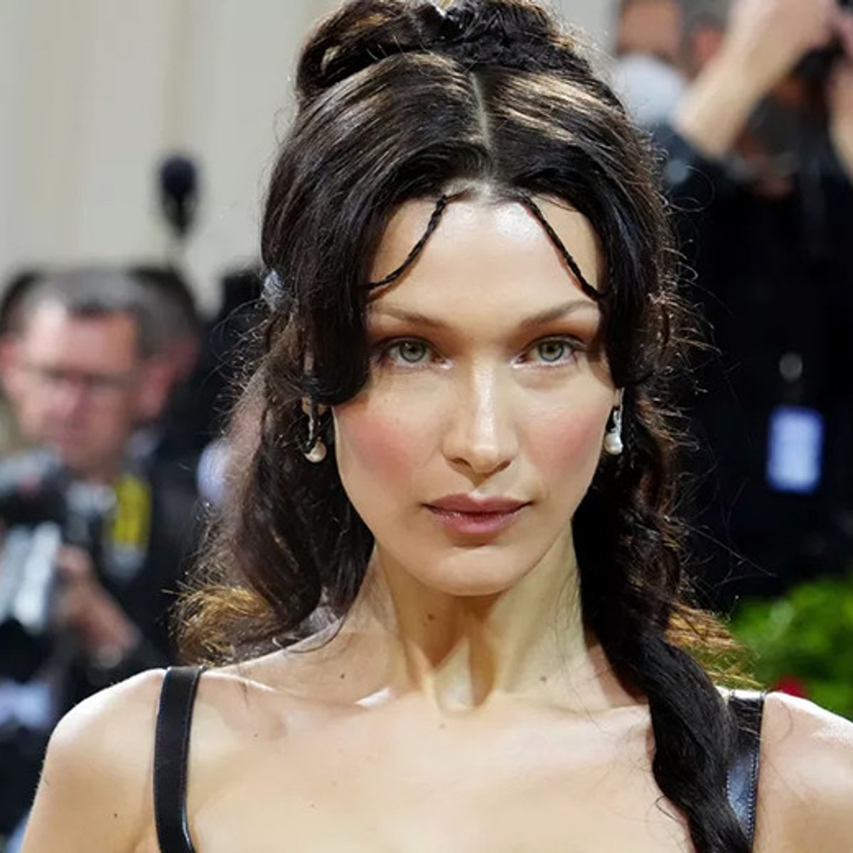 ベラ・ハディッド、超セクシーなランジェリールックに挑戦！