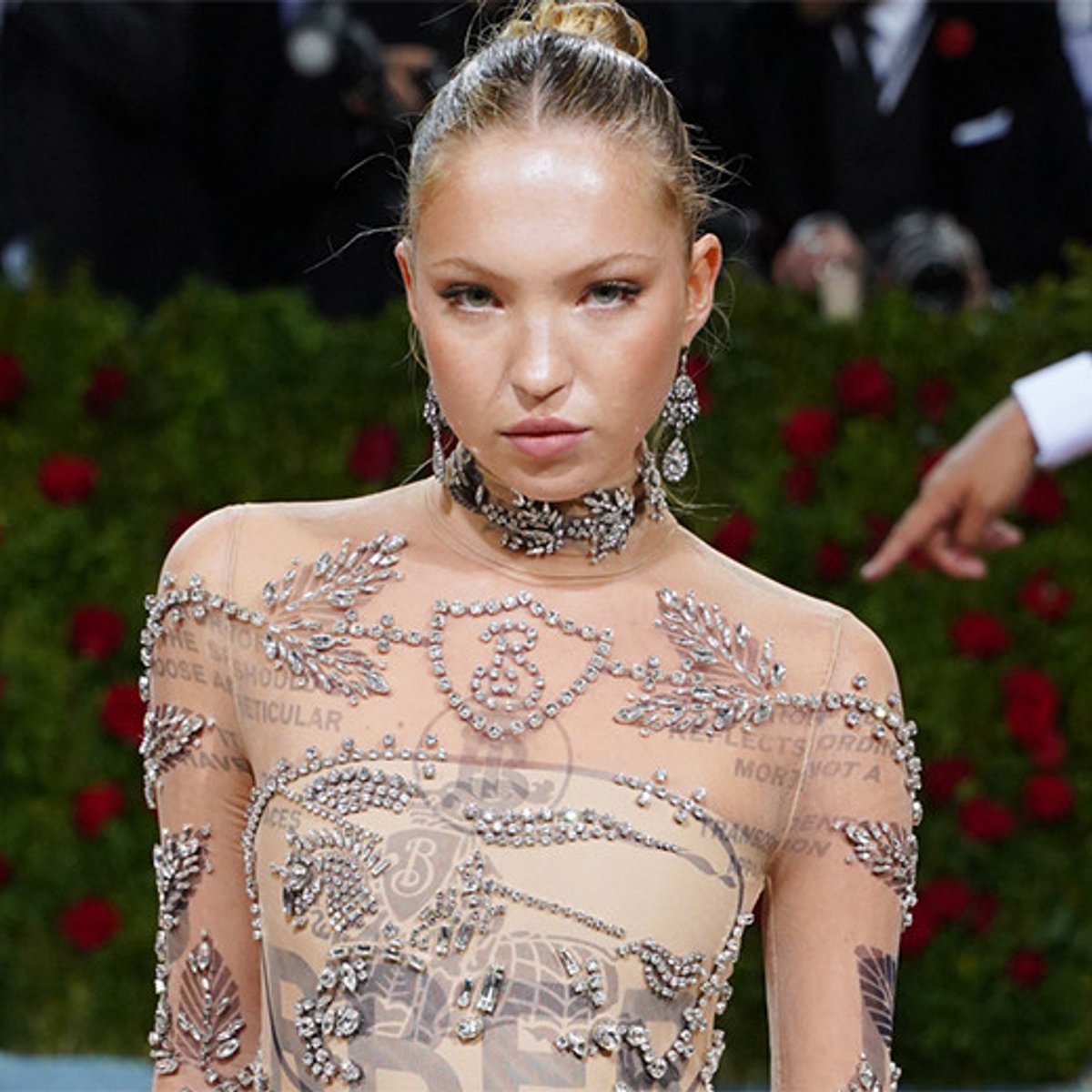 ケイト・モスの娘、インスリンポンプ見せるシースルードレスで登場！