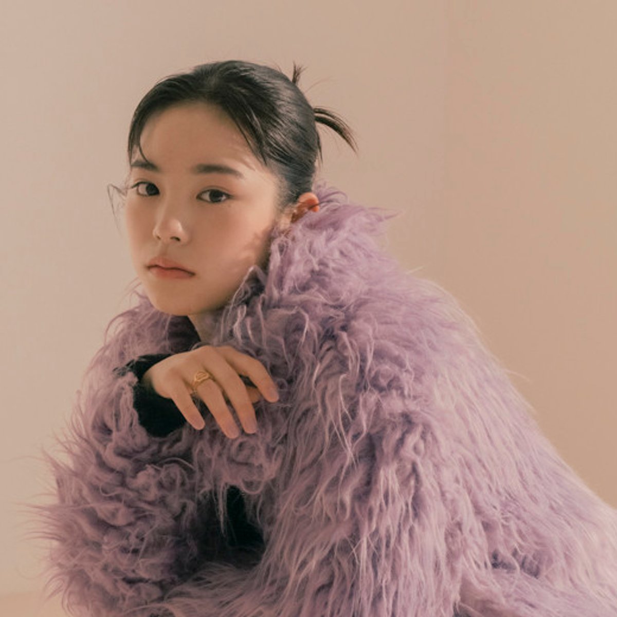 當真あみ、パープル色のふわふわエコファーと。