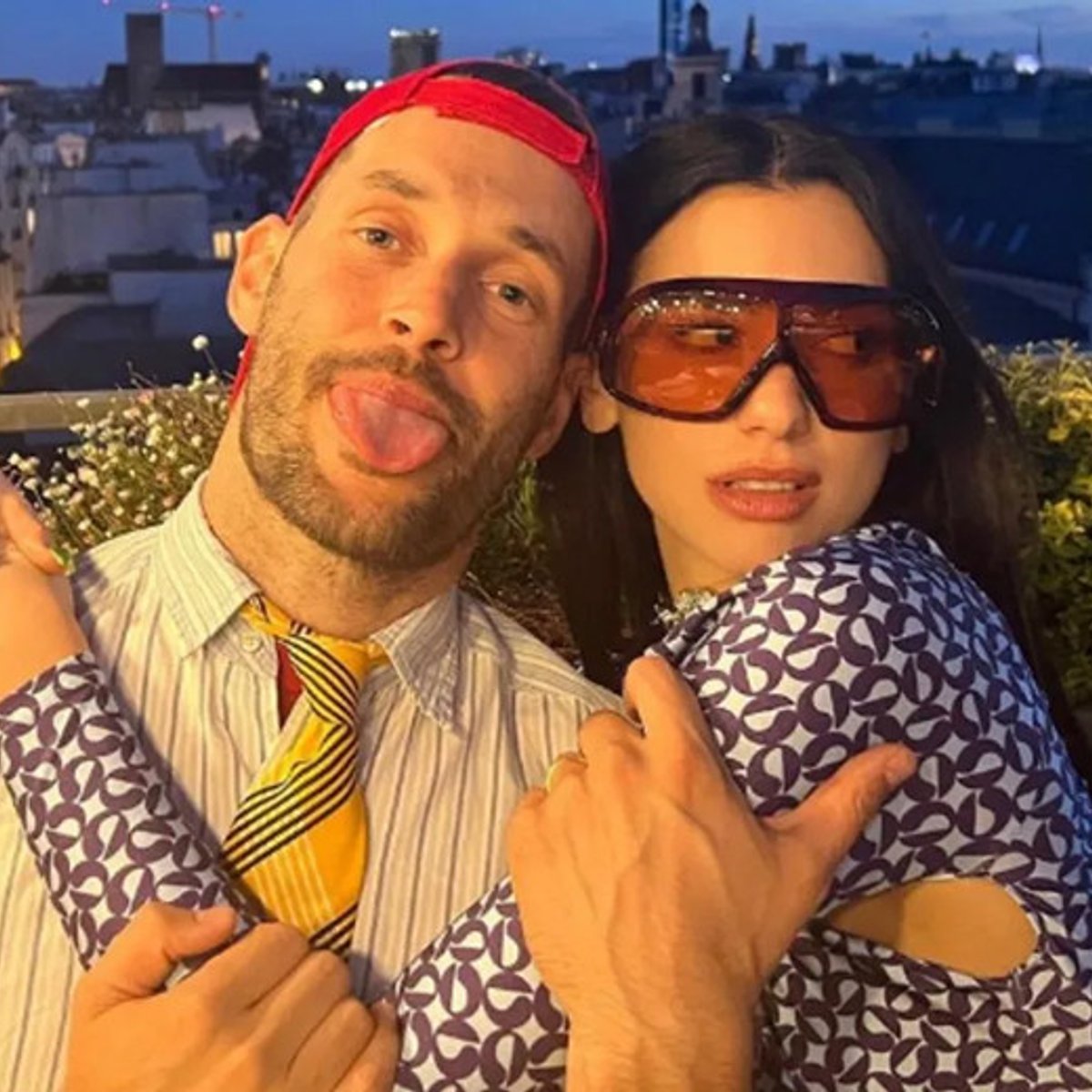 デュア・リパとジャックムス、黄色いポルシェでパリデート！