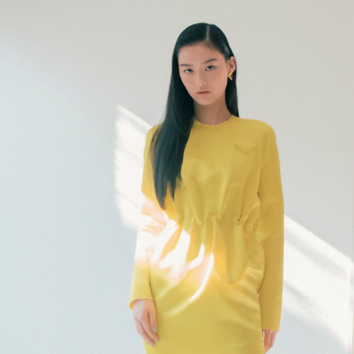 汐谷友希とイエロー色のペンシル型ワンピ―ス。