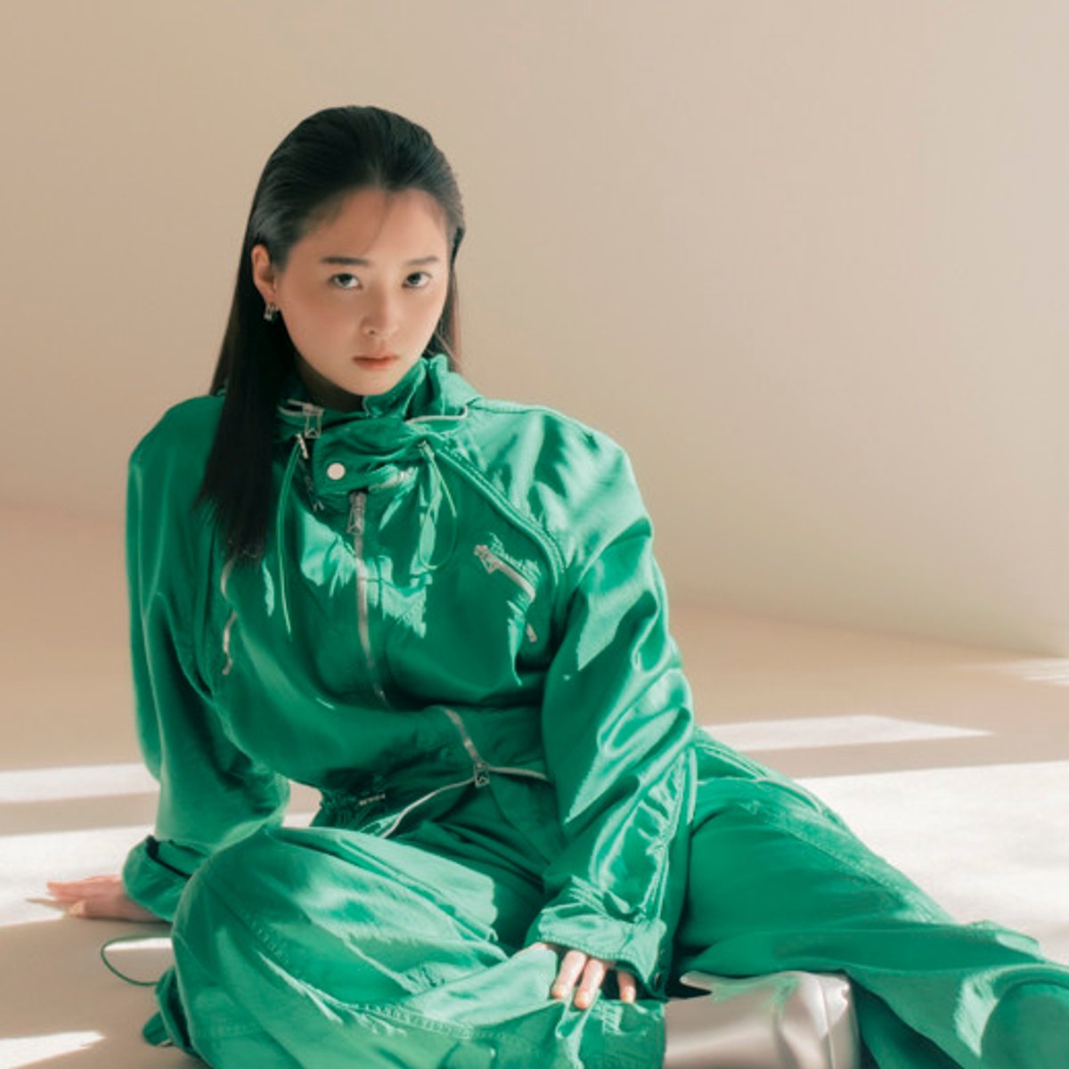 飯沼 愛、グリーン色の大人セットアップに挑戦。