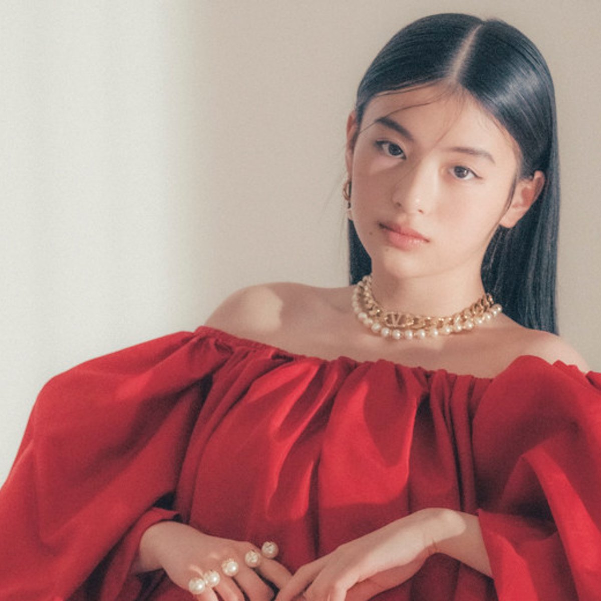 出口夏希、赤色のヴァレンティノドレスを纏う。