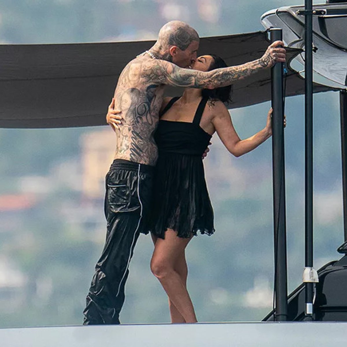 コートニー・カーダシアン、ハネムーンで海を満喫！