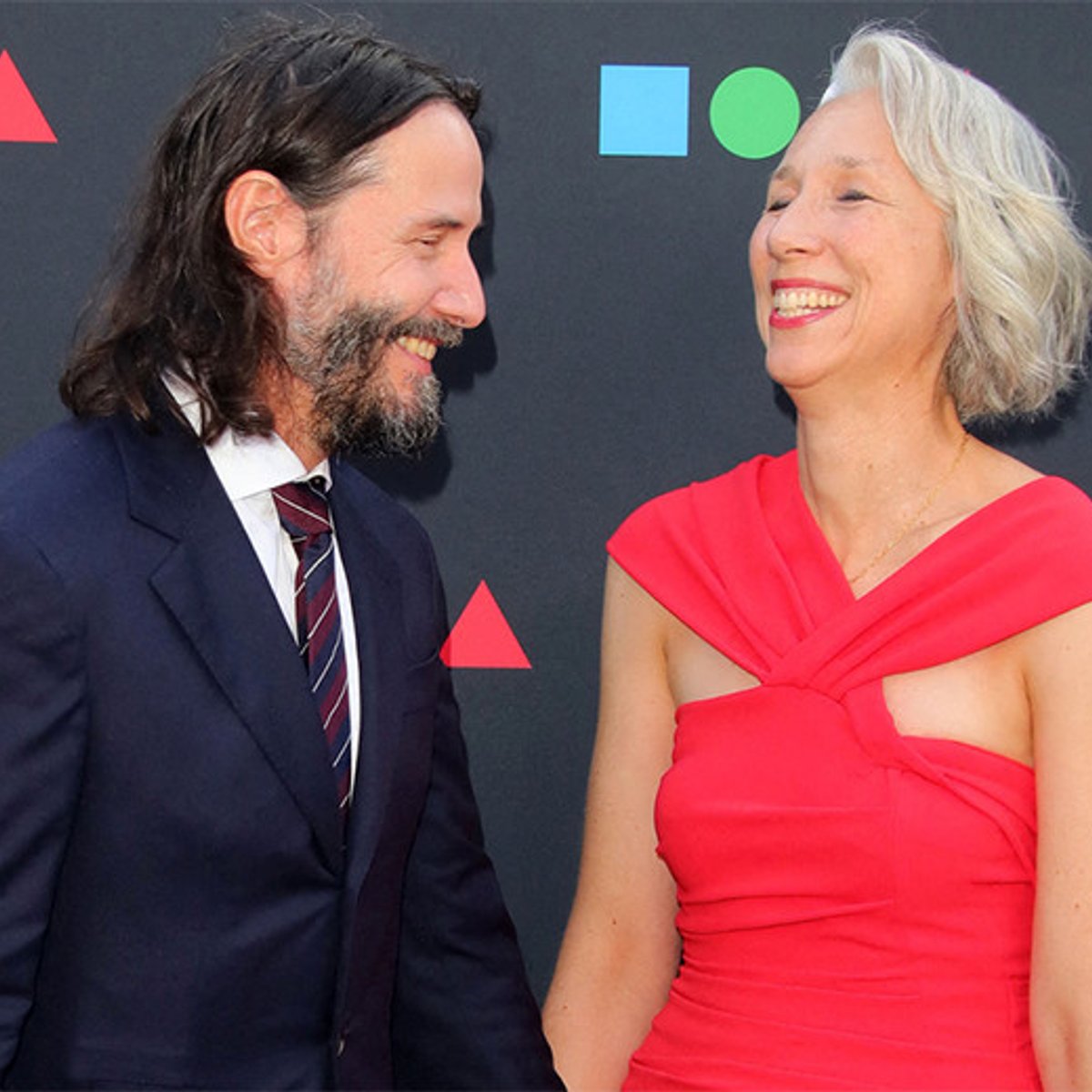 キアヌ・リーブス、恋人とレッドカーペットに登場。