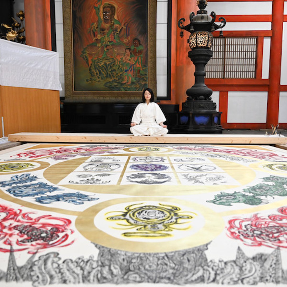 小松美羽の大作『ネクストマンダラ−大調和』が岡本太郎美術館で初公開。