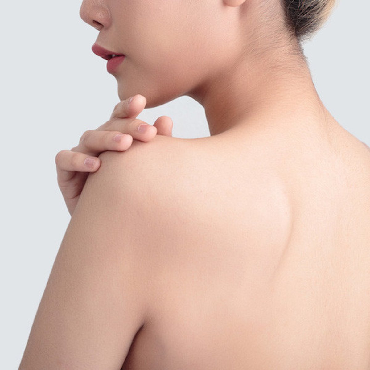 座ったままの簡単ヨガで、背中のムダ肉を撃退！