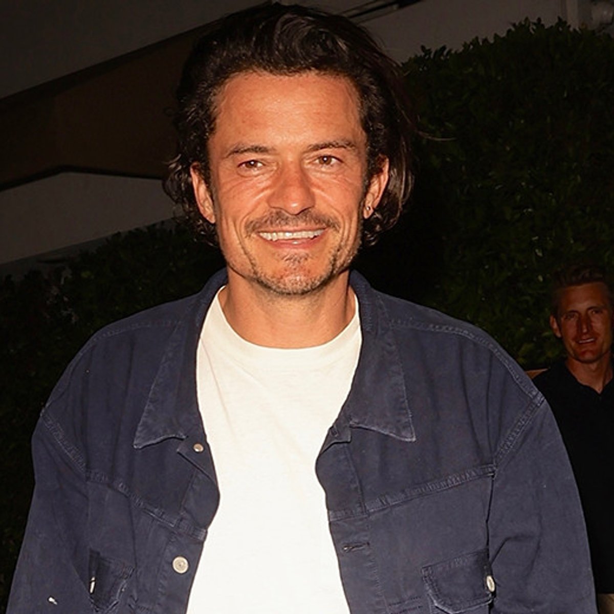 オーランド・ブルーム、半裸でトレーニングルーティンを披露！