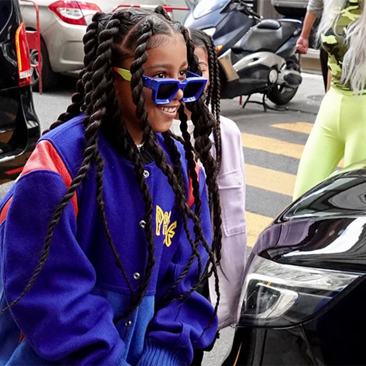 キム・カーダシアンと愛娘が、クロックスでショーに登場。