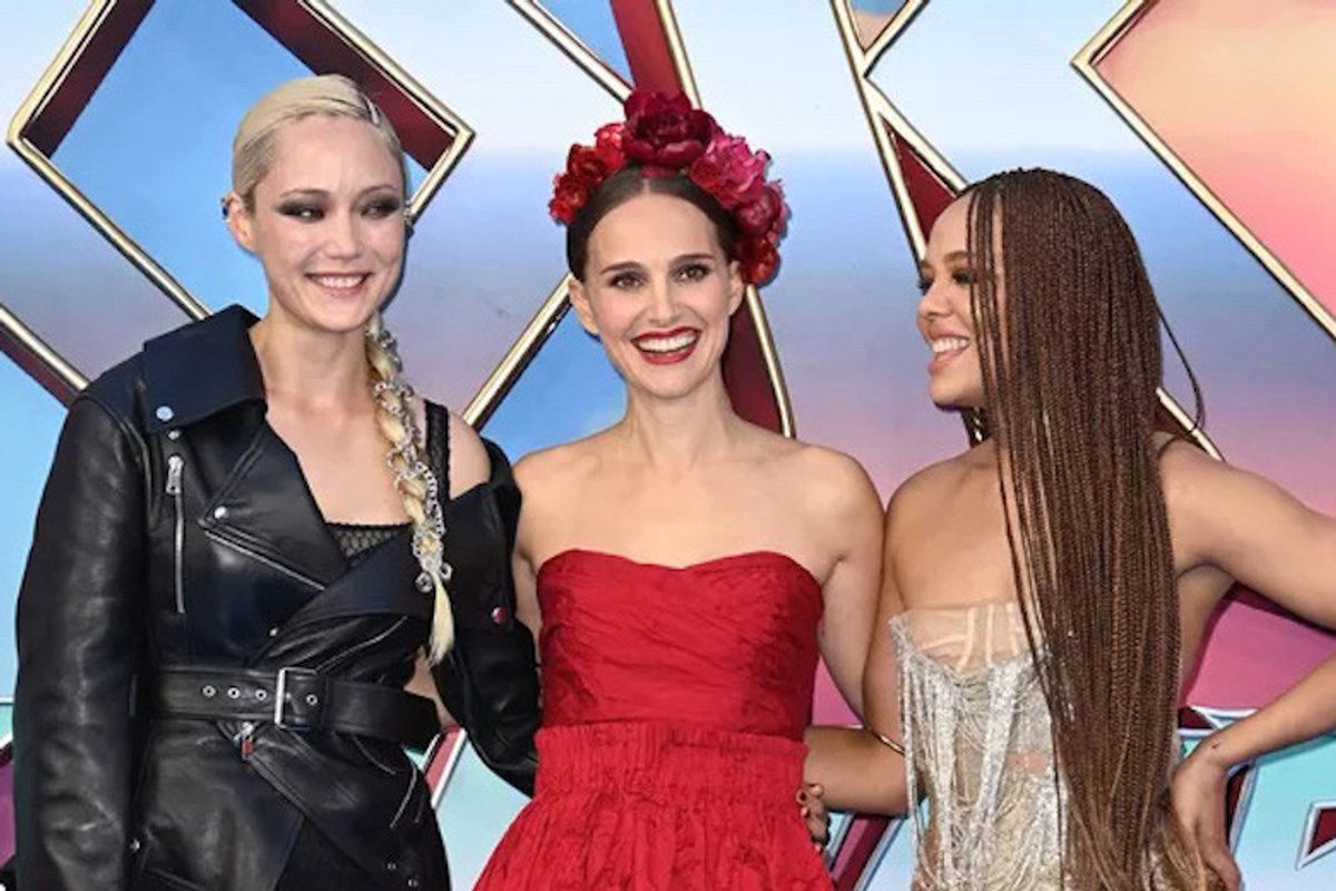 ナタリー・ポートマン、大胆な赤のミニドレス姿を披露