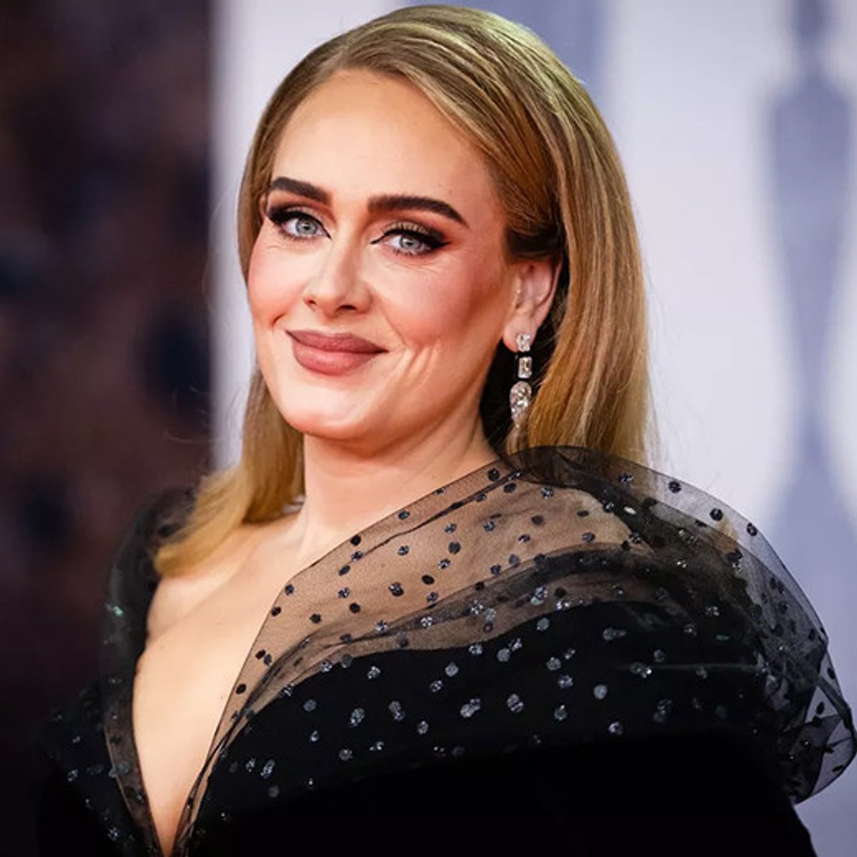 アデルの勝負服？ 「黒いドレス」の物語。