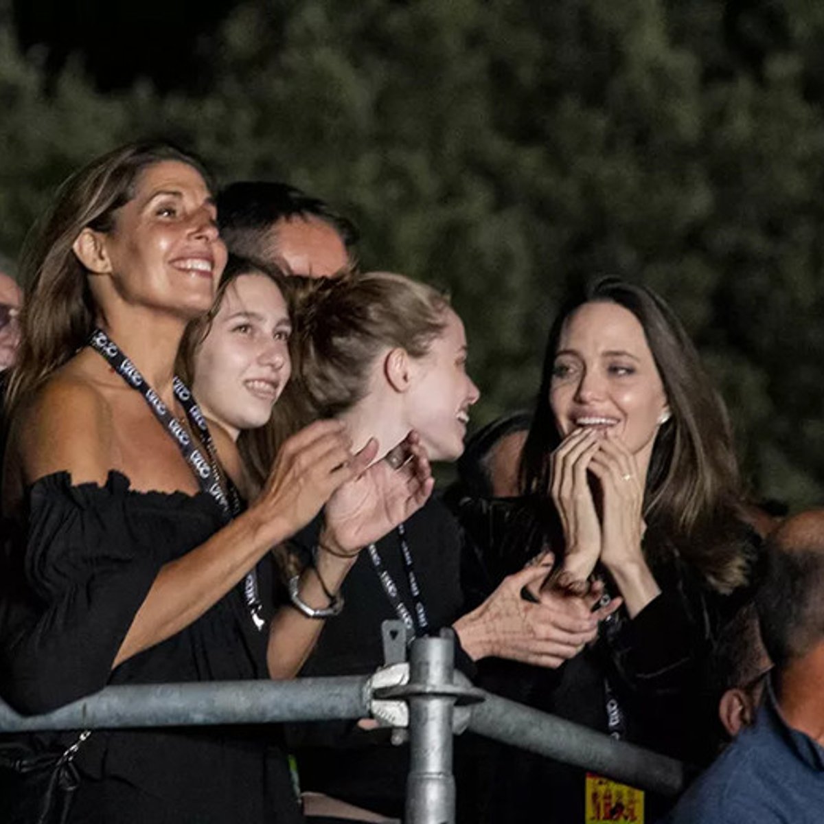 【写真】アンジェリーナ・ジョリーとシャイロ・ピット、マネスキンのコンサートに登場。