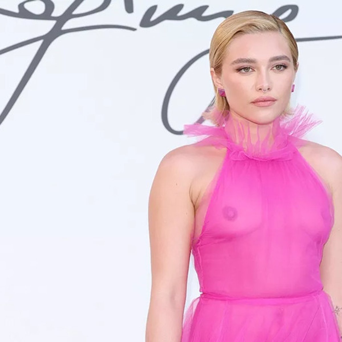 フローレンス・ピュー、乳首が見えるドレスへの男性のコメントに反論。