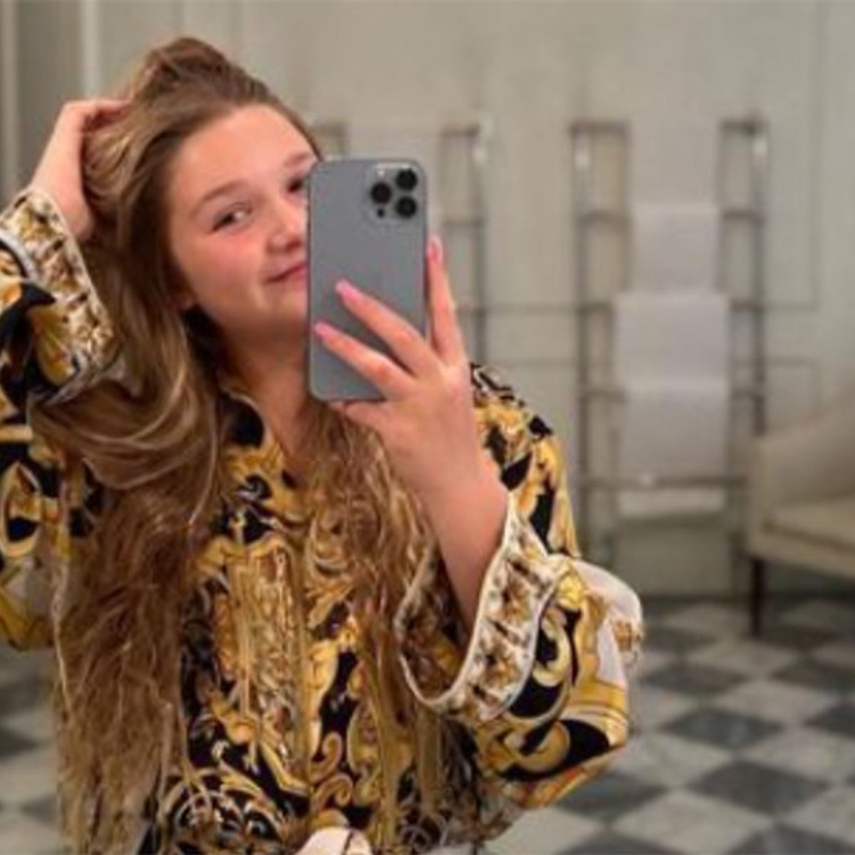 ヴィクトリア・ベッカム、娘のおふざけセルフィーを投稿。