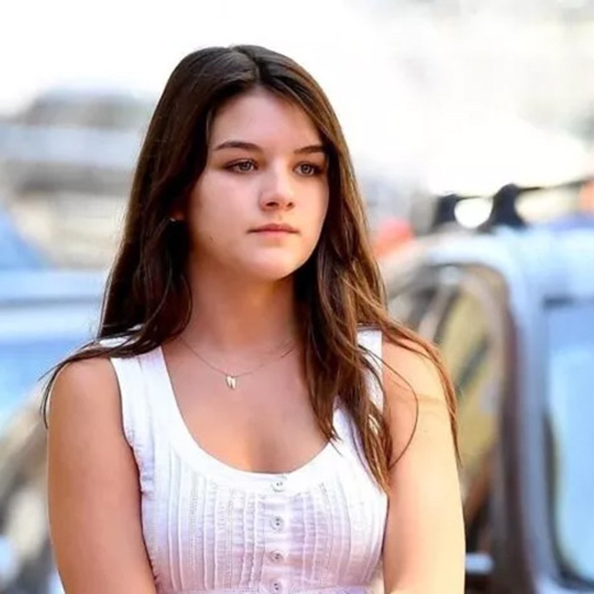 白いワンピースでニューヨークを歩くスリ・クルーズ。