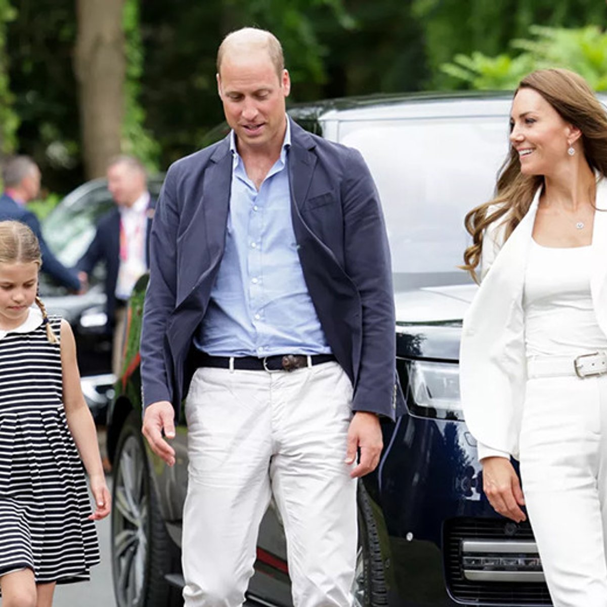 キャサリン妃の新定番？ 白いパンツスーツを手がけたブランドとは。