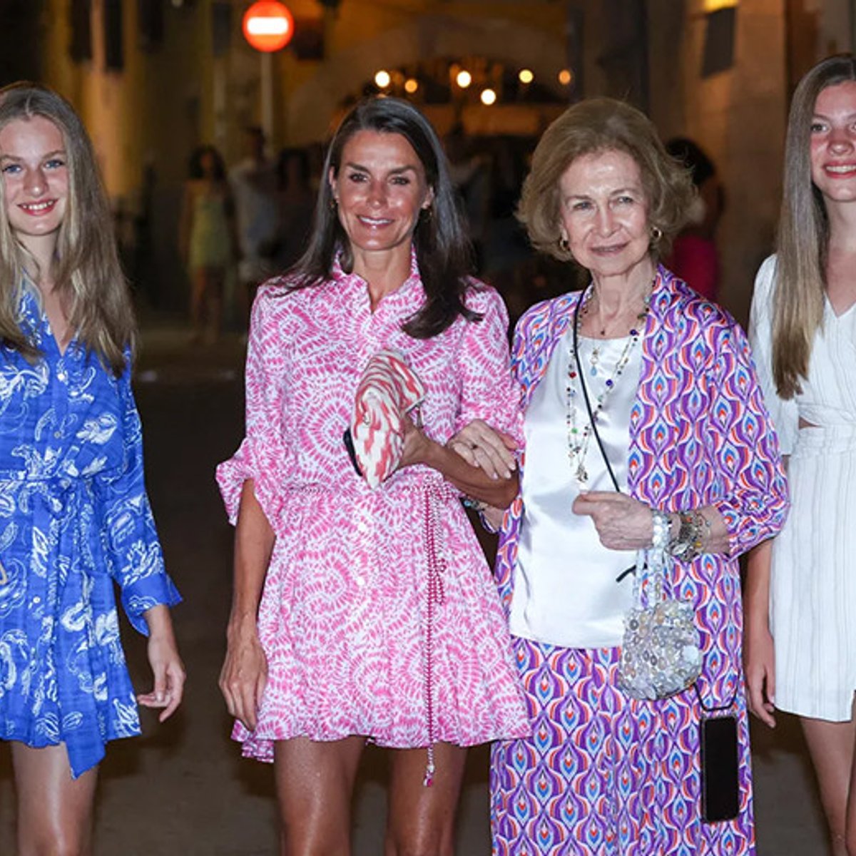 スペインのレティシア王妃、母、娘と3代そろってバカンスへ！