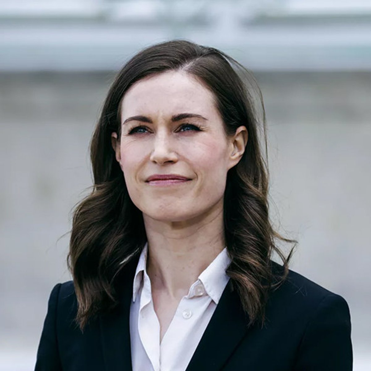 フィンランドの首相、スーツからスパンコールドレスに着替えてフェスに登場！