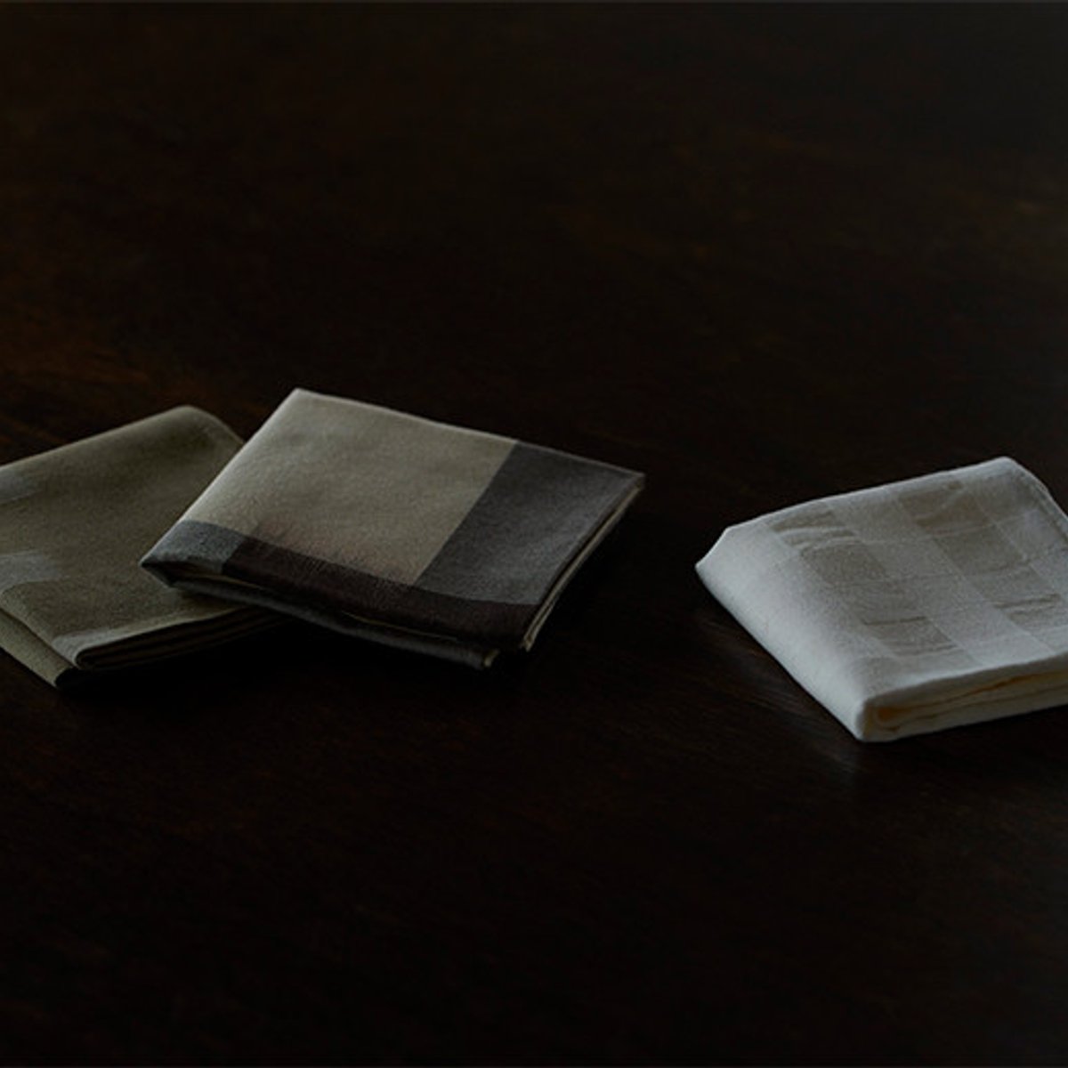 沖縄の美しき手仕事、首里織の織り手によるハンカチ。