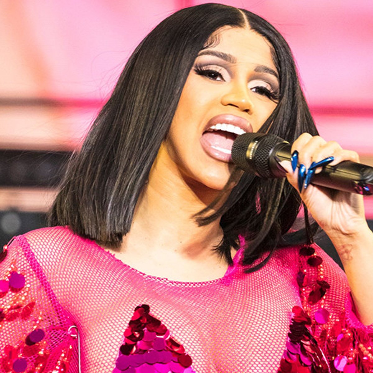 カーディ・B、ツヤのある黒髪の作り方を明かす。