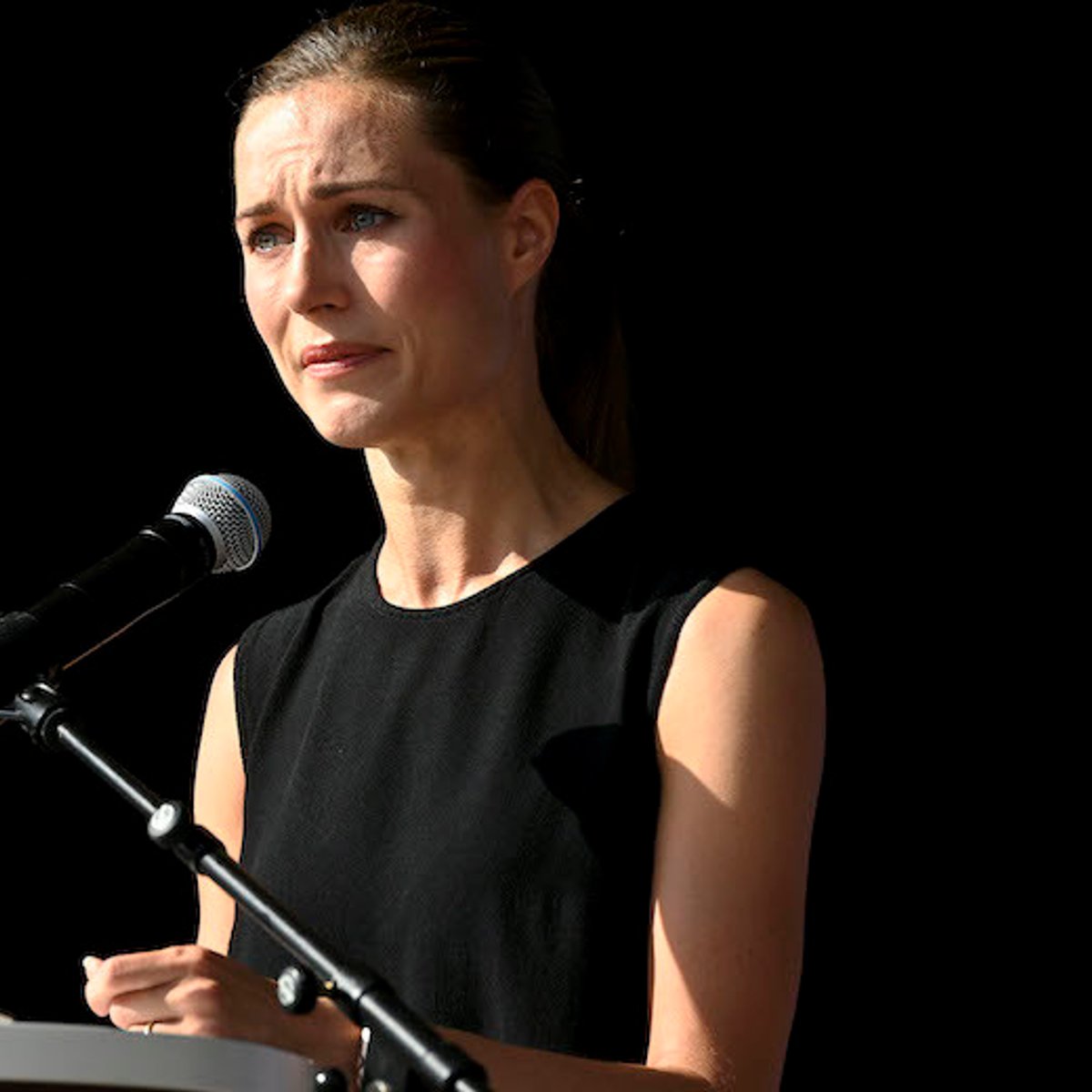 フィンランド首相、涙ながらに私生活を享受する権利訴える。