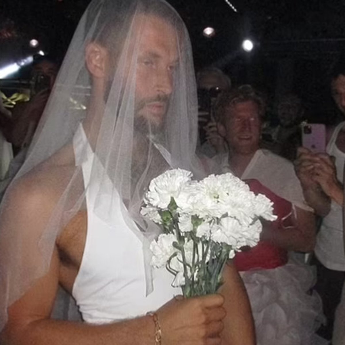 ジャックムス、自分の結婚式にウェディングドレスで登場。