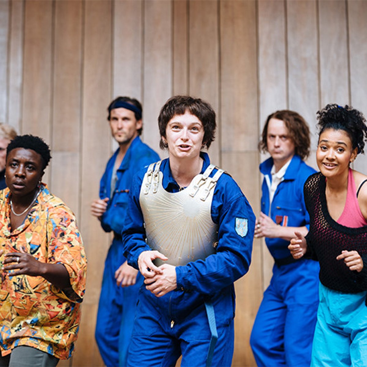 ジャンヌ・ダルクがノンバイナリー、英国の舞台が話題です。