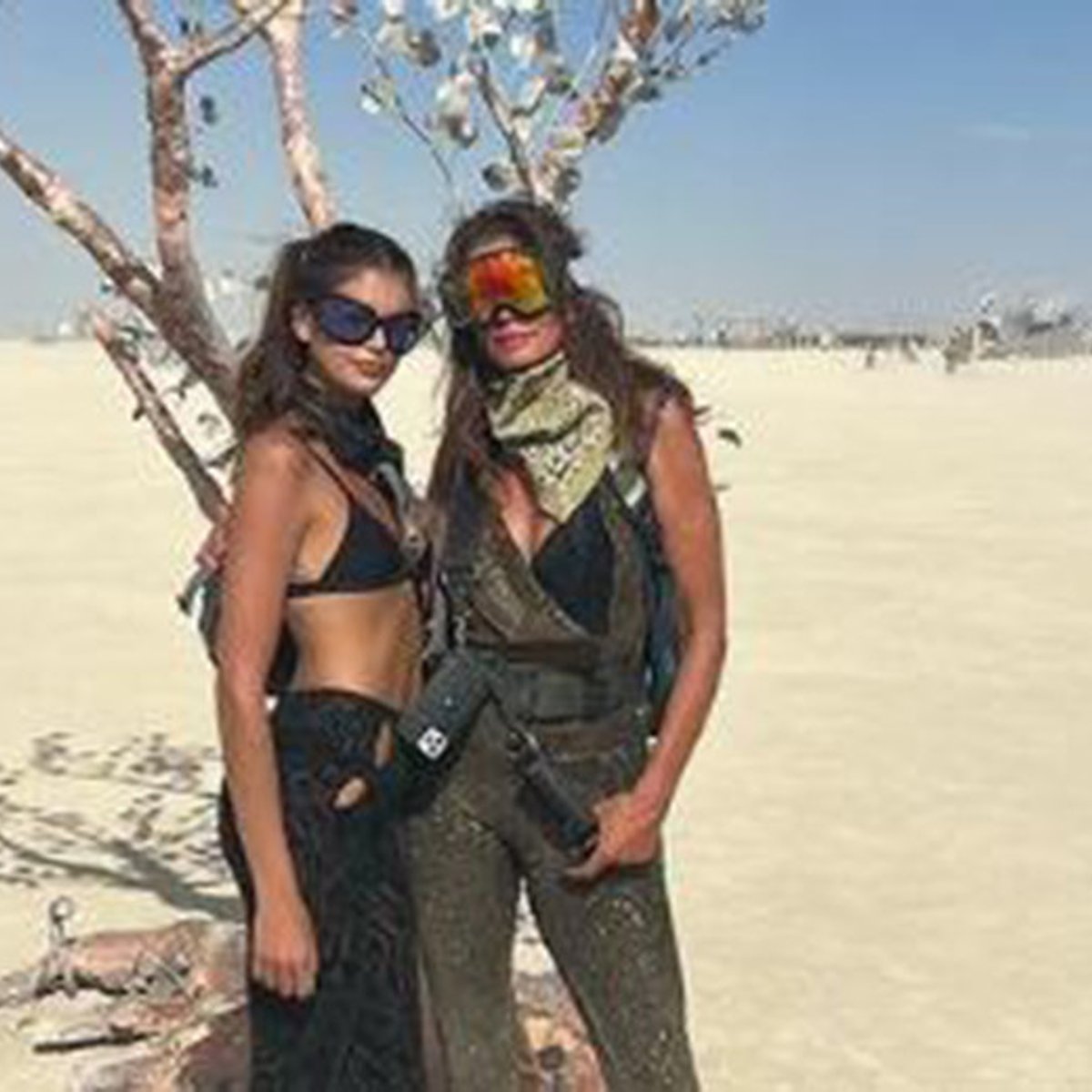 まるでマッドマックスの世界！ シンディ・クロフォード、砂漠の真ん中で娘の誕生日を祝う。