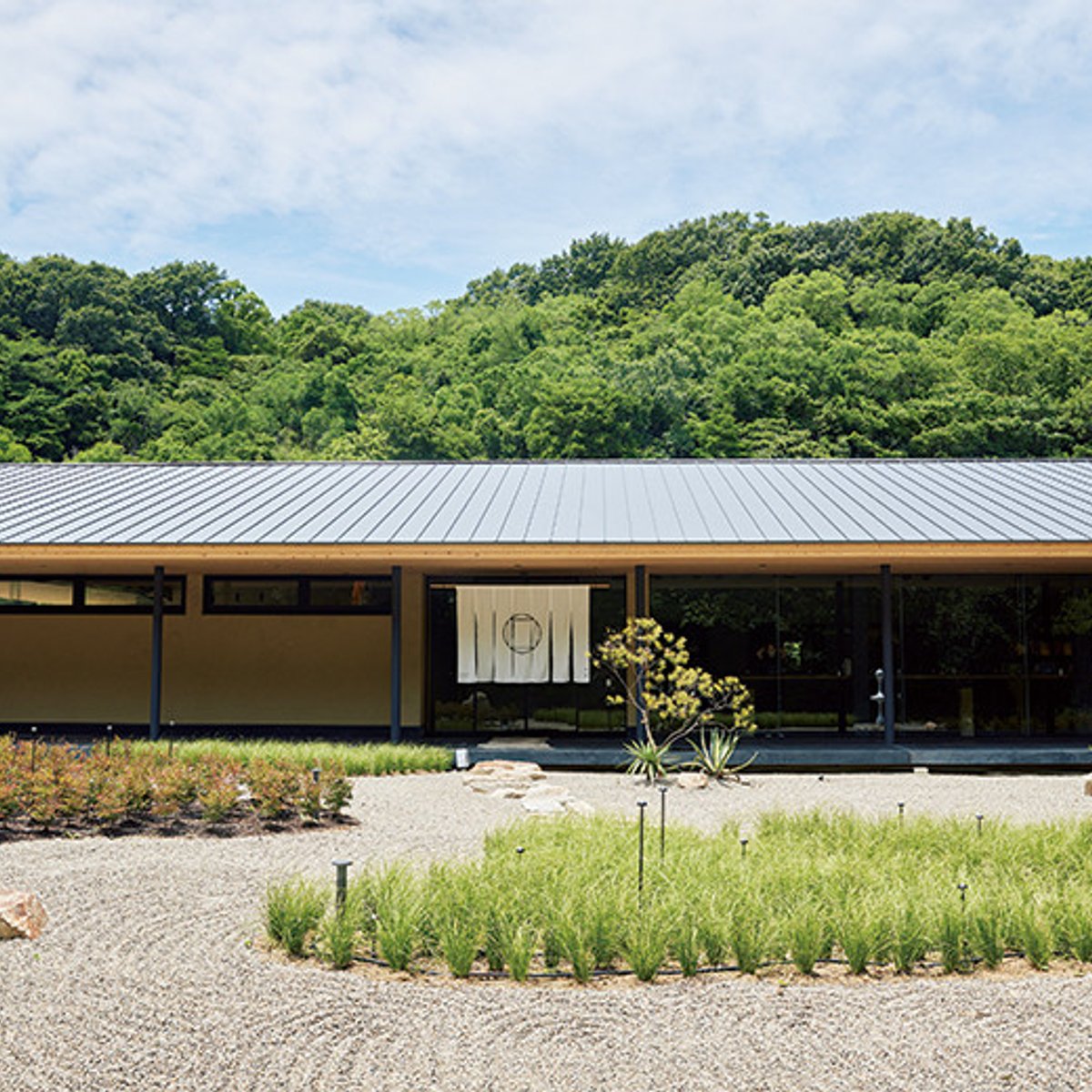 直島で泊まりたいのはここ！ アートいっぱいの新旅館は、全室露天風呂付きの贅沢さ。
