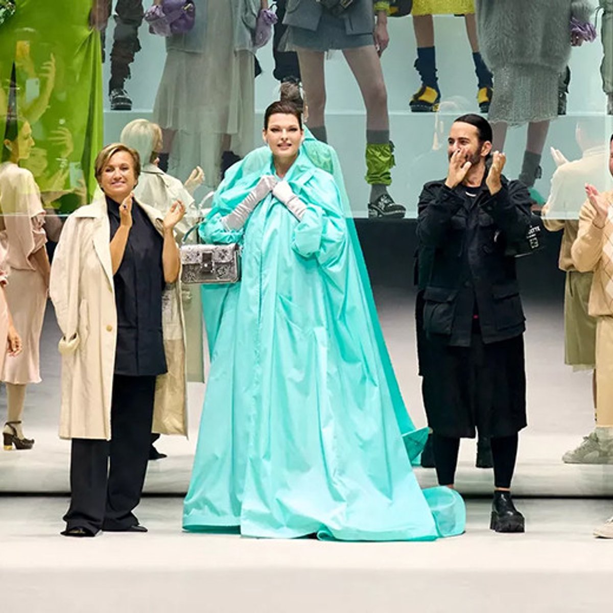 整形失敗後、ランウェイに復活したリンダ・エヴァンジェリスタにスタンディングオベーション！