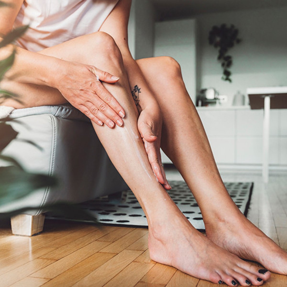 足の疲れやむくみ、セルライトのケアにはレモン精油。