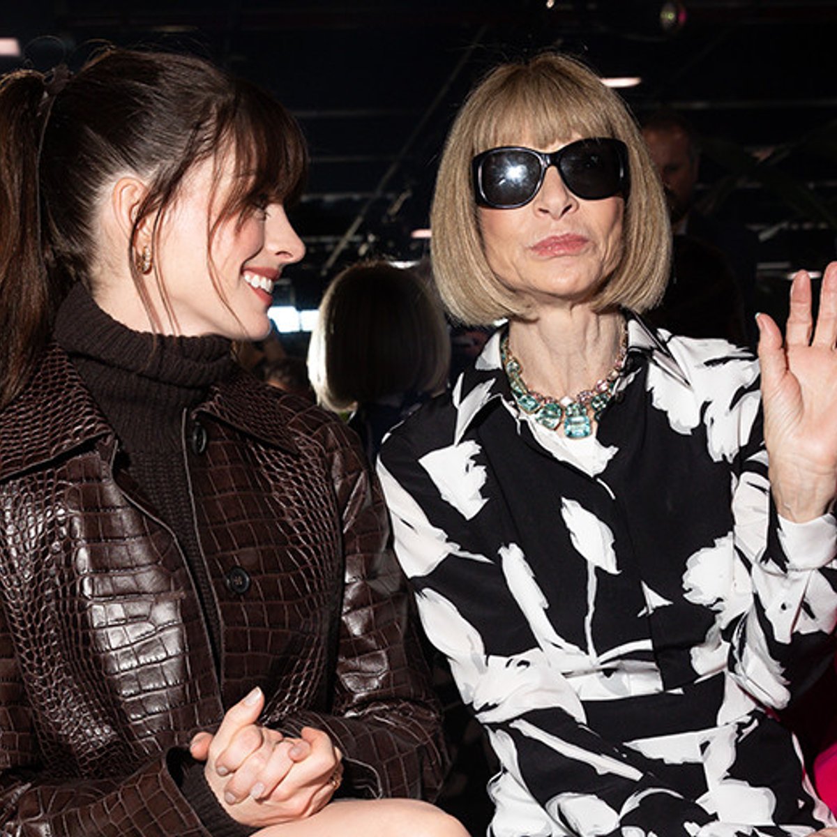 リアル『プラダを着た悪魔』⁉ アン・ハサウェイがアナ・ウィンターの隣に。