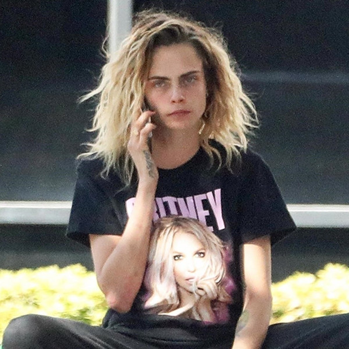 カーラ・デルヴィーニュの奇行が問題視！ 友人から心配の声も。