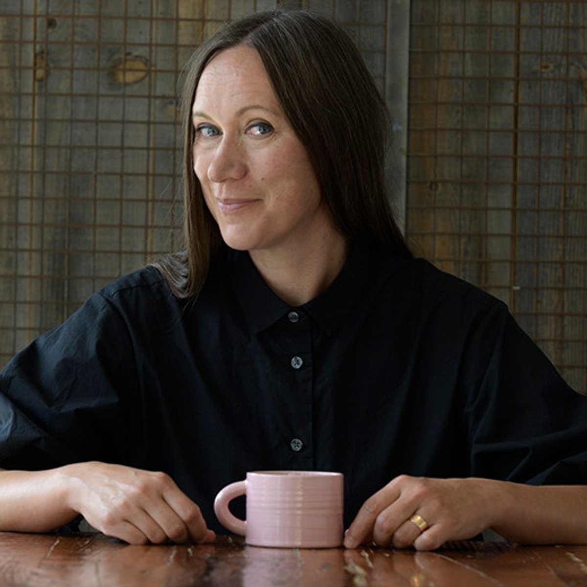 イングリッド・ウンショールドがつくる、表情豊かなテーブルウェアと花器。