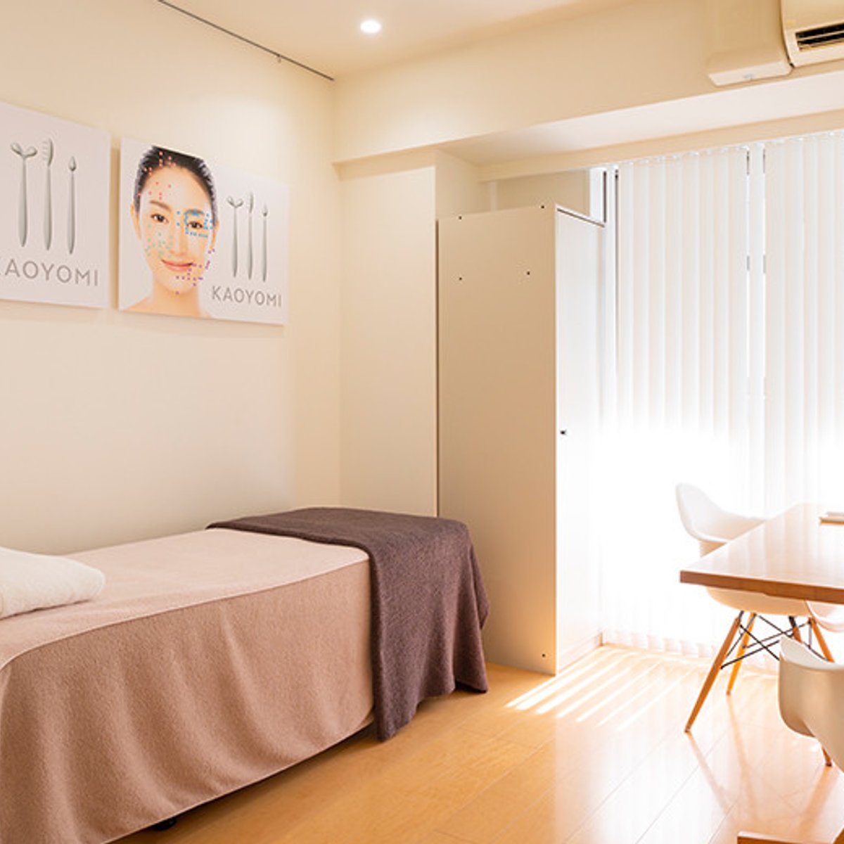 顔のリフレクソロジーで、お疲れフェイスをすっきりリフトアップ。