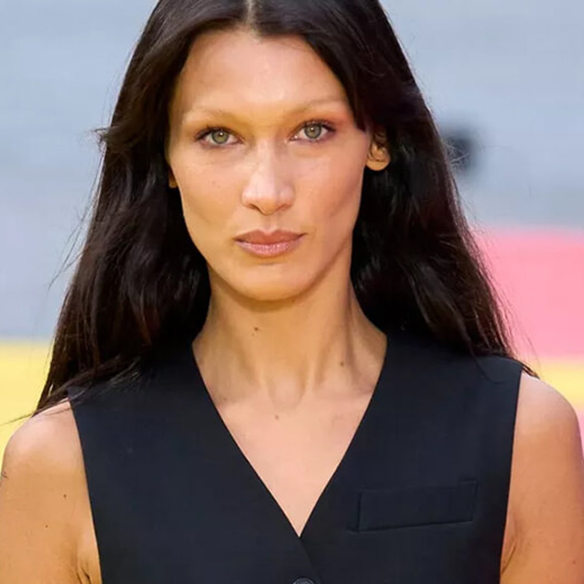 キム・カーダシアン、レディー・ガガ、マドンナ……眉毛ブリーチが流行中？ ランウェイにも登場。