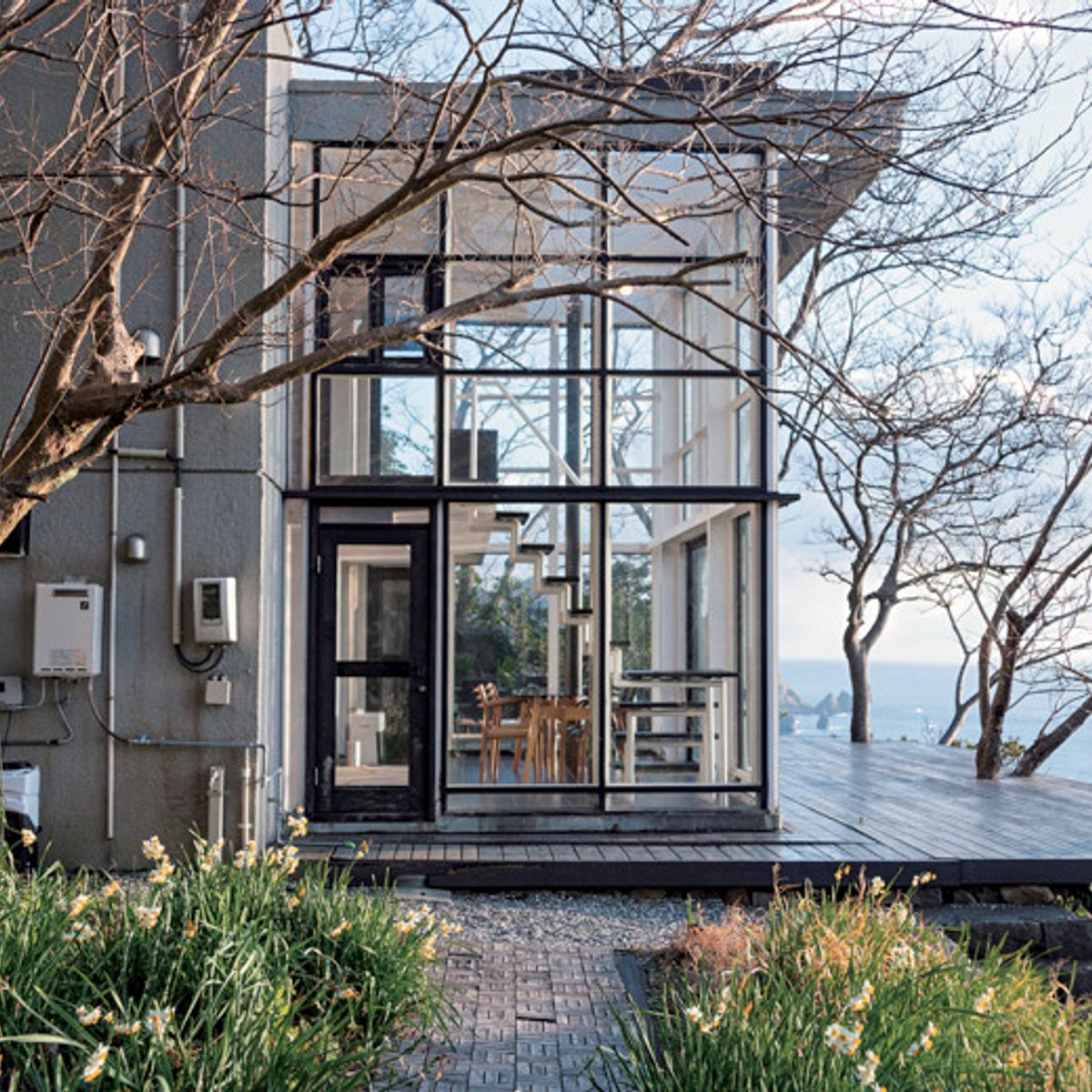 崖の上の建物から見る、伊豆の海と四季の花々！