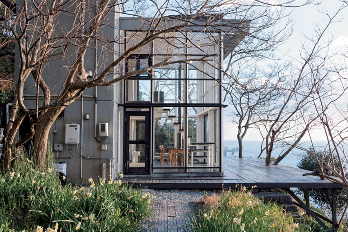崖の上の建物から見る、伊豆の海と四季の花々！ | madameFIGARO.jp