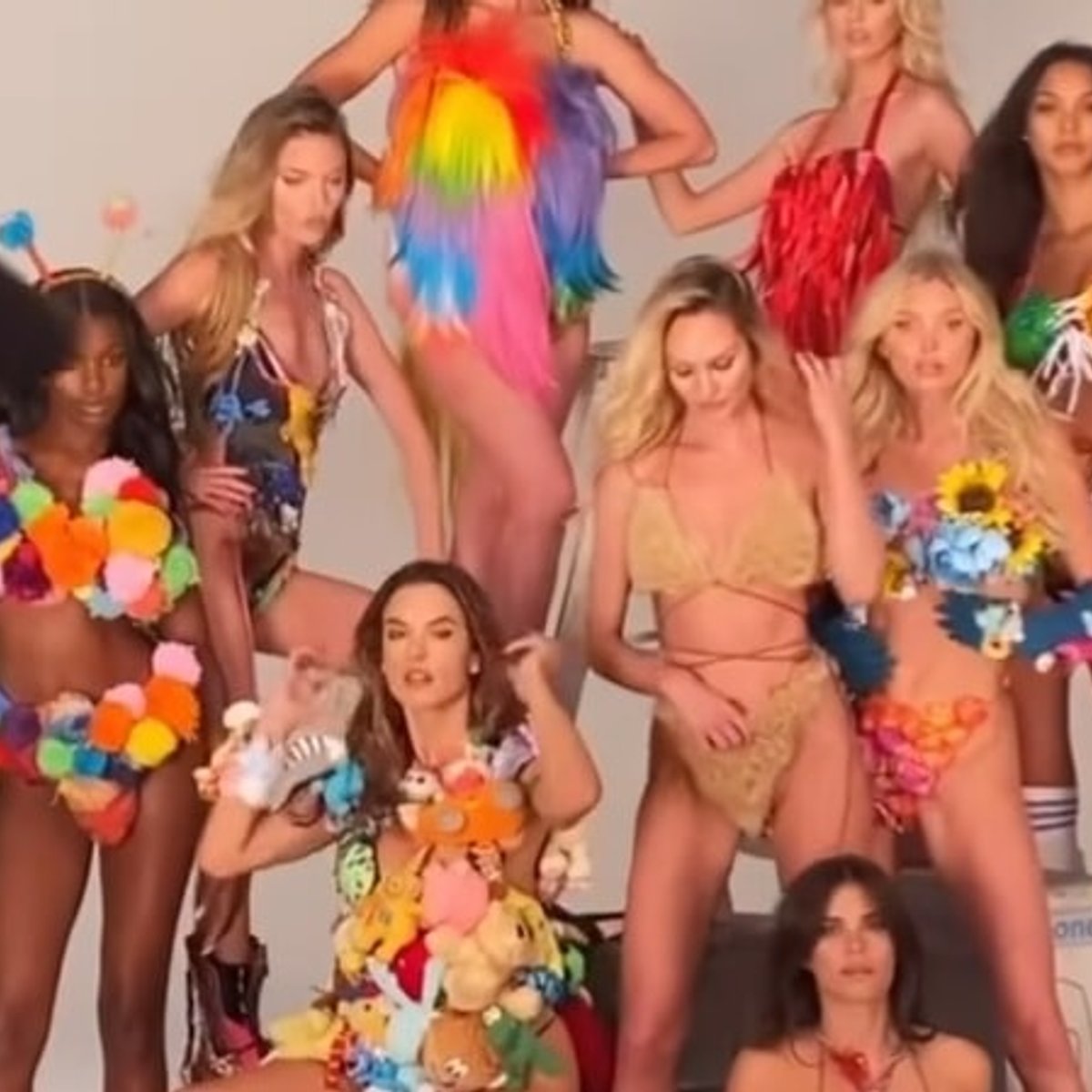 9人の人気ヴィクシーモデルが再集結！ 相変わらずのパーフェクトボディを披露。