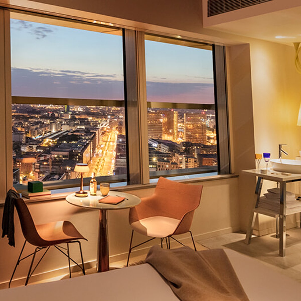 J.ヌーヴェル建築のデュオ・タワーにスタルクがデザインしたホテルができた。