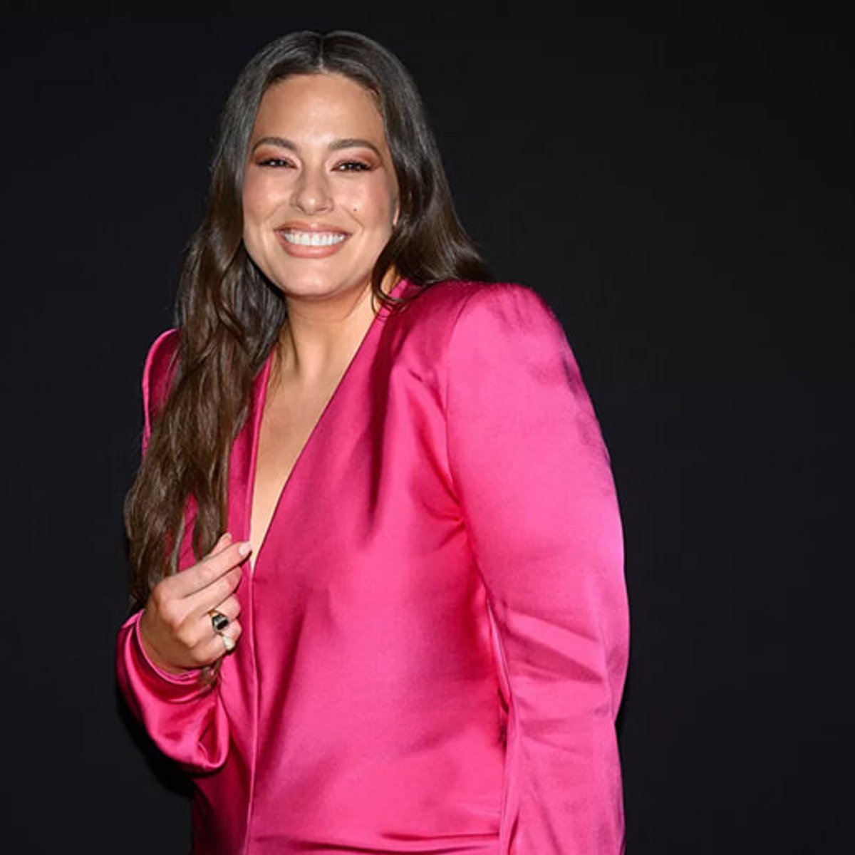 モデルのアシュリー・グラハム、双子を出産後の妊娠線を披露。