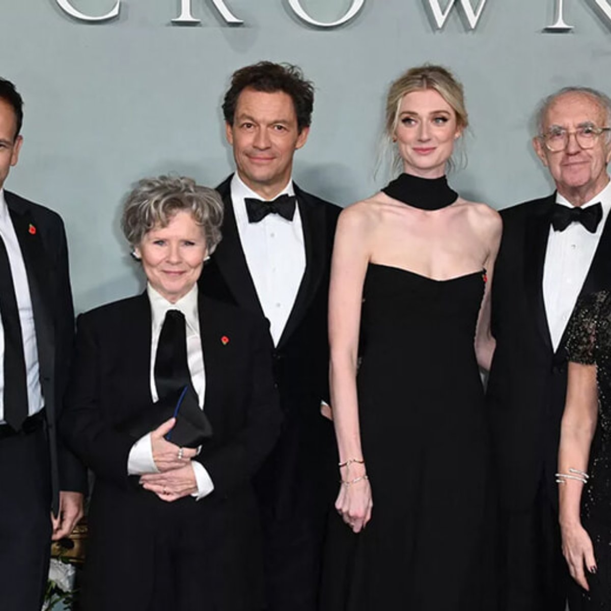 英国王室を描いたドラマ、プレミア上映会は女王に敬意を表し喪服で集合。