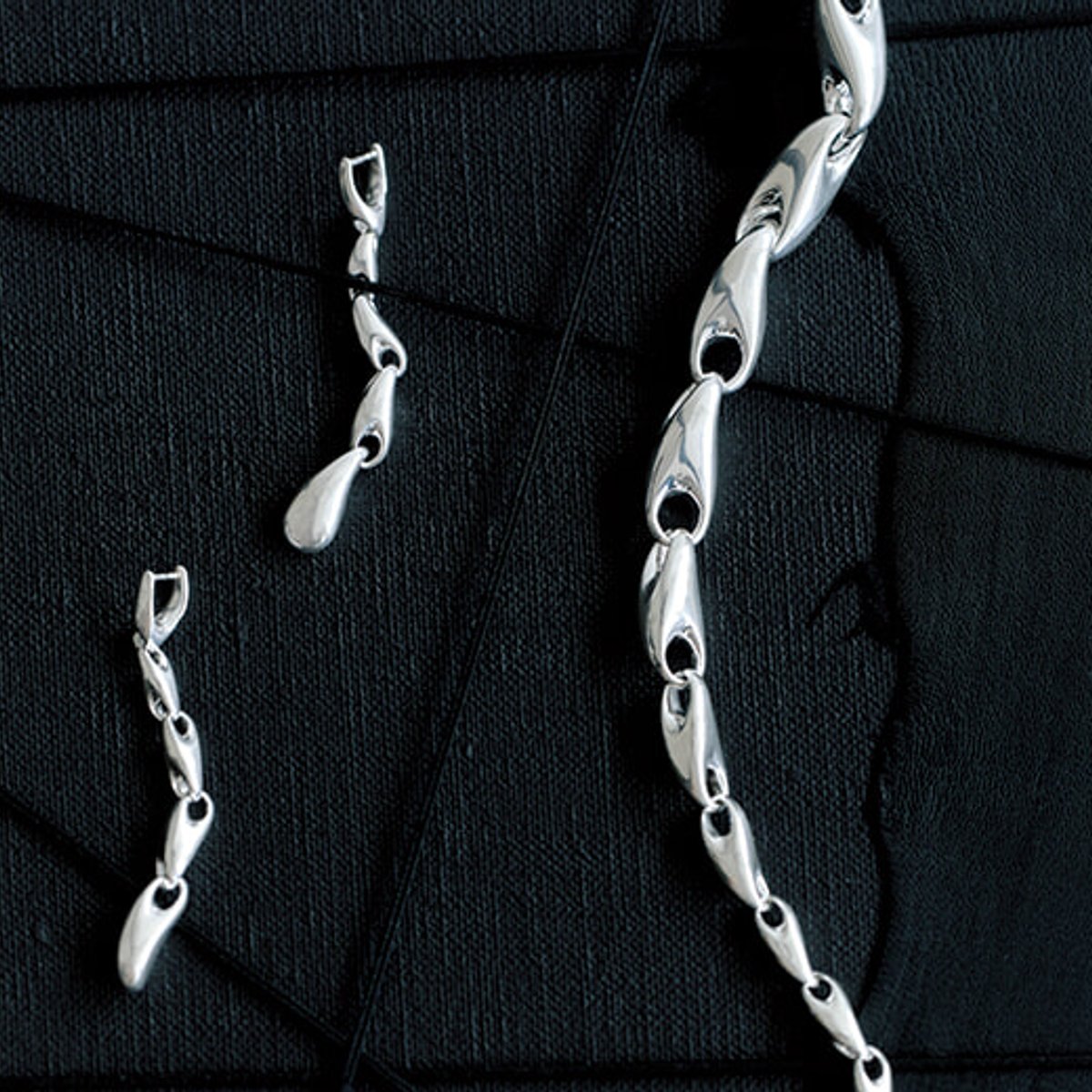 月の光をたたえる、ジョージ ジェンセンのシルバー。