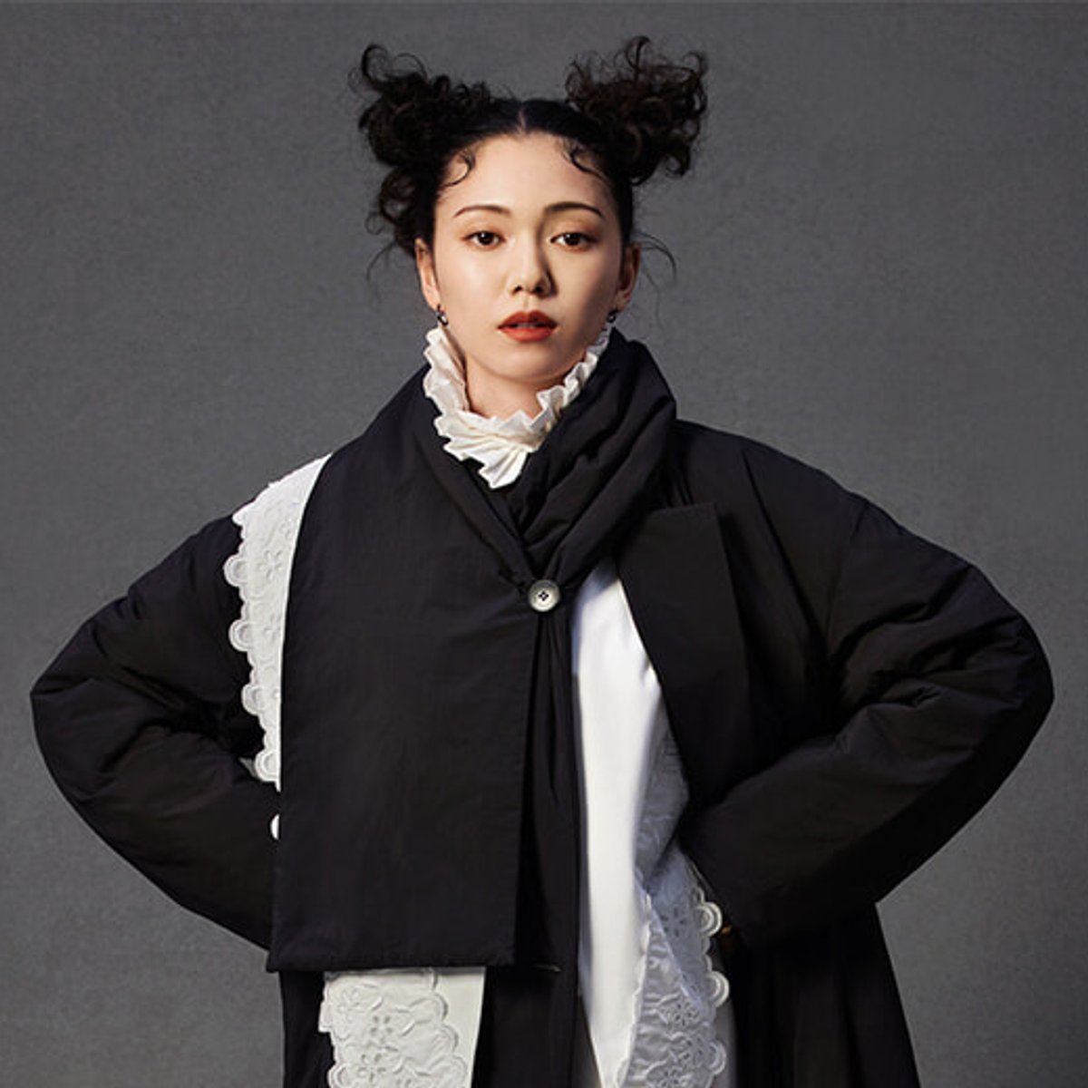 二階堂ふみがKAPOK KNOTとコラボ、アニマルフリーでドレッシーなコートが誕生。