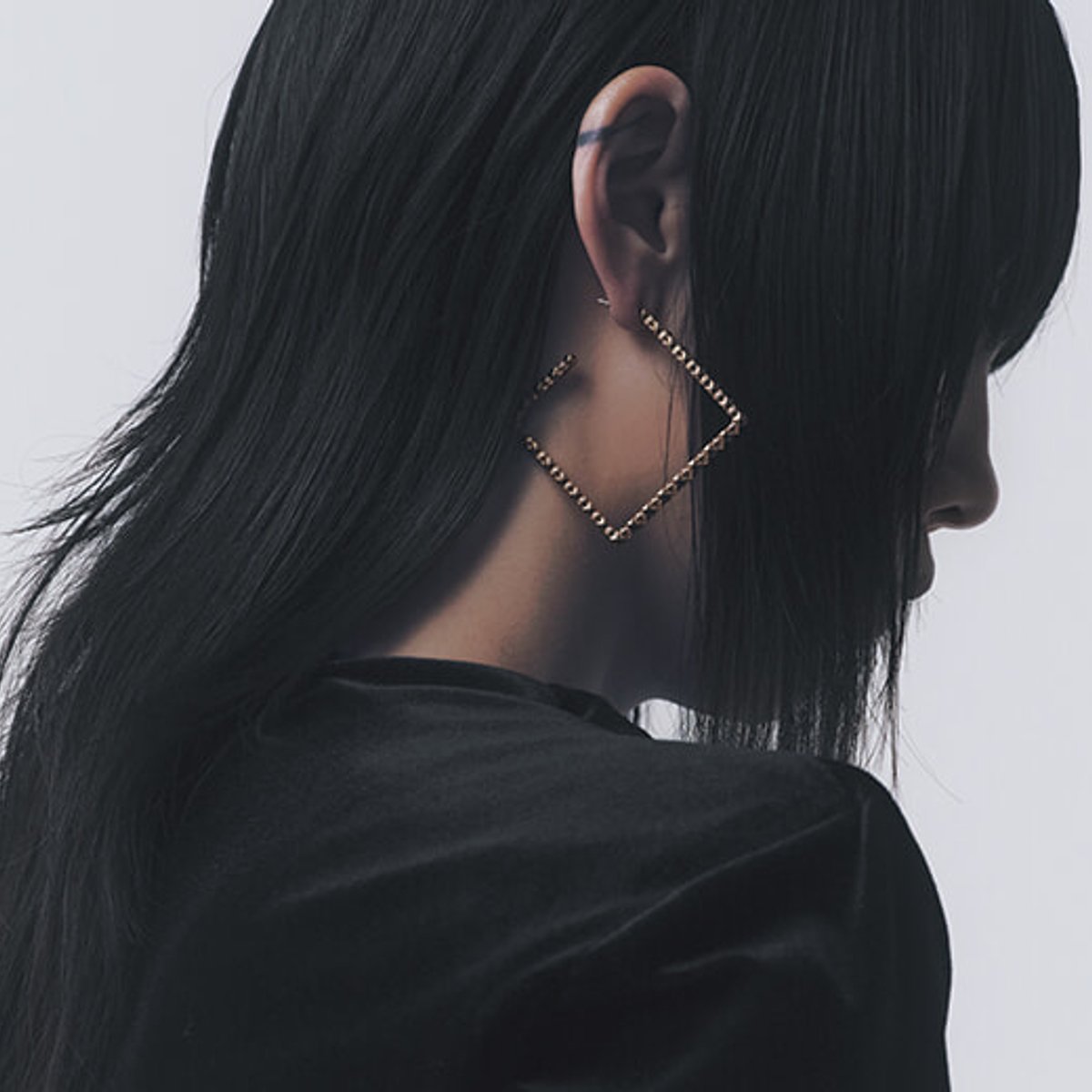 静寂に揺らめく、22Kの閃き。