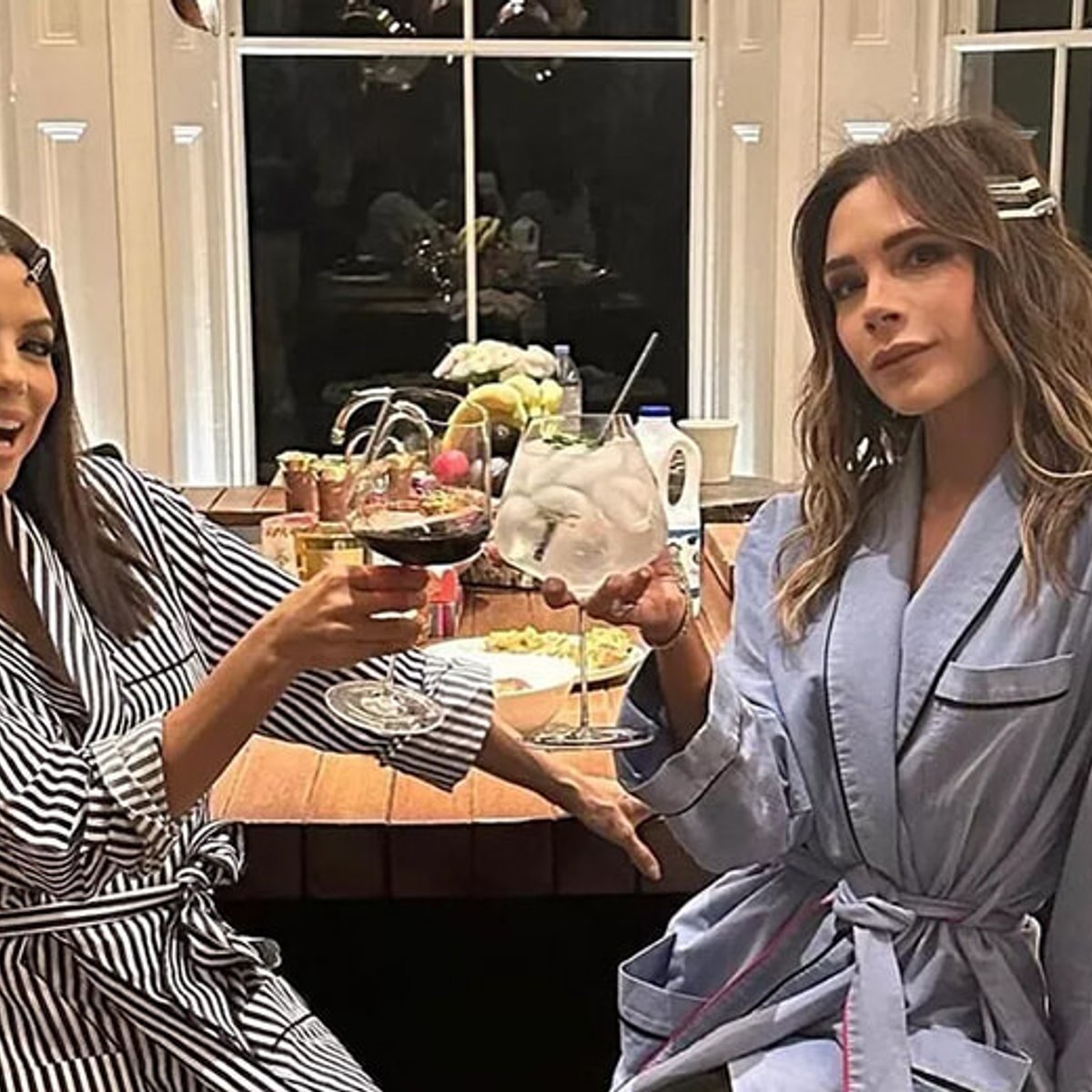 ヴィクトリア・ベッカムとエヴァ・ロンゴリア、パーティー前に仲良く準備する様子を投稿。