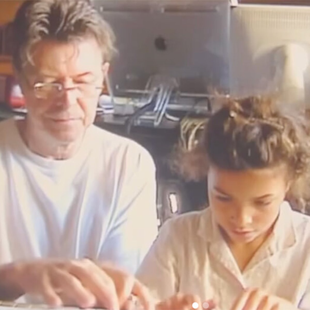 デヴィッド・ボウイの娘、父との想い出の動画を投稿。